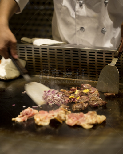 日本食品,木炭火盆,铁板烧,煎饼锅,刮刀,垂直画幅,格子烤肉,乡村风格,烟,特写