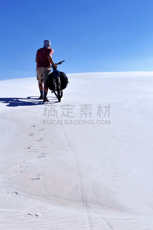 自行车,男人,沙漠,旅游目的地,达喀尔 ,垂直画幅,沙子,雪,旅行者