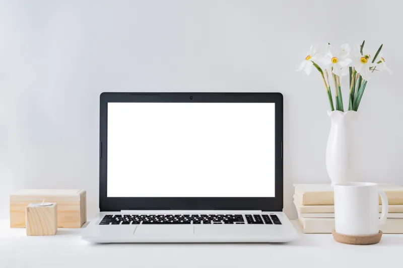 笔记本电脑 书 白色 办公室 背景 水仙花 花瓶 办公用品 点燃图片素材下载 稿定素材