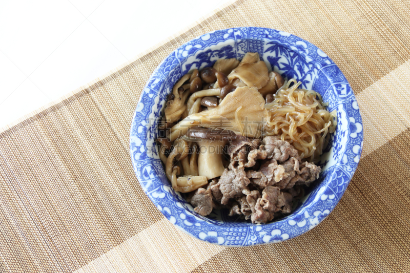 炖品,牛肉,蘑菇,蔬菜,杏鲍菇,日本食品,食品,配菜,姬菇,自制的