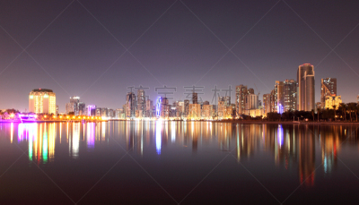 沙迦城市,夜晚,城市天际线,沙迦酋长国,滨海路,水,水平画幅,无人,当地著名景点,户外