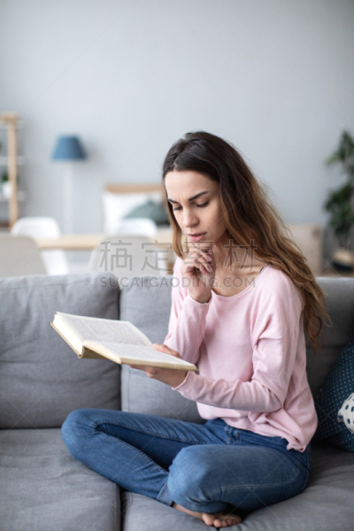 沙发,女人,起居室,书,家庭生活,慰安妇,舒服,青年女人,装饰物,住宅内部
