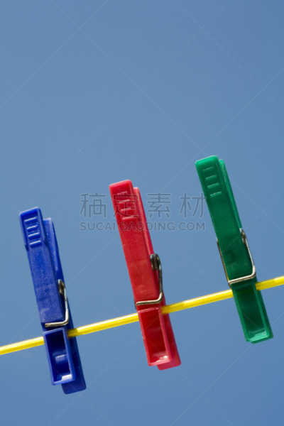 衣夹,旋转晾衣绳,垂直画幅,天空,留白,无人,家庭生活,户外,塑胶,线绳