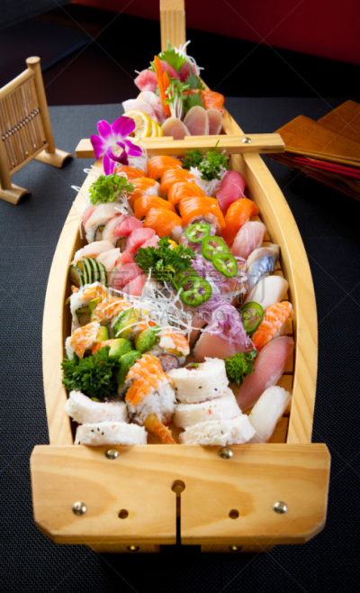 船,寿司,蟹棒,鱿鱼寿司,红笛鲷,加州卷,大比目鱼,白鲑,日本青酒,鲭鱼