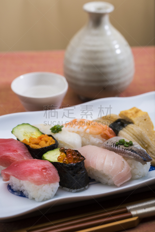 日本青酒,生鱼片寿司,海胆,含酒精饮料,寿司,海鳗,海产,鱼卵,垂直画幅,膳食