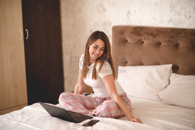 床,使用电脑,女人,放松