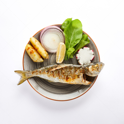鱼类,蔬菜,碳水化合物,烤的,食品,烤肉餐,餐具,色彩鲜艳,餐馆,凉拌卷心菜