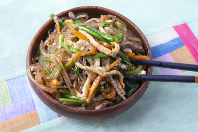 韩国食物,韩式炒粉丝,细香葱,蔬菜,香料,食品,酱油,椒类食物,餐馆,鸡蛋