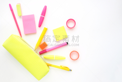 黄色,铅笔盒,平坦的,办公用品,计划书,白色背景,色彩鲜艳,粉色,无意识的,落下