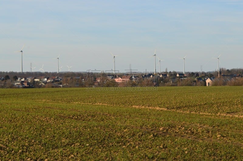 Champ d'éolienne en campagne à proximité d'un village. Une éolienne est un dispositif qui transforme l'énergie cinétique  du vent  en énergie mécanique dite énergie éolienne laquelle est ensuite le plus souvent transformée en  énergie électrique