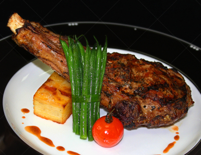印第安战斧,牛排,黑色,牛肉,格子烤肉,阿伯丁安格斯牛,西红柿,青豆,白色,精制土豆