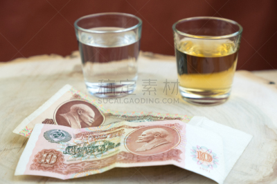 含酒精饮料,玻璃杯,俄罗斯,树桩,古典式,运动模糊,两个物体,木制,红辣椒,站