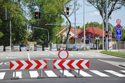 道路工程,新的,此路不通标志,防撞护栏,黄灯,禁止进入记号,中庸,斑马线,路障