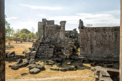 El Preah Vihear , la madre de todos los templos de montaña, se alza majestuoso en los montes Dangrek, formando un polémico puesto fronterizo entre Camboya y Tailandia. Las piedras de los cimientos del templo se extienden hasta el borde del acantilado que 