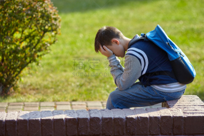 未成年学生,男生,青少年,儿童,眼泪,孤儿,受害者,人,少男,男孩