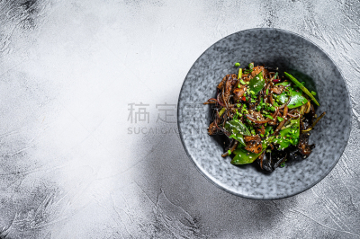 荞麦面,牛肉,洋葱,炒菜锅,灰色背景,留白,灯笼椒,胡萝卜,蔬菜,炒菜