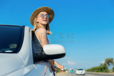 女人,汽车,天空,休闲活动,陆用车,夏天,仅成年人,自由,青年人,金色头发