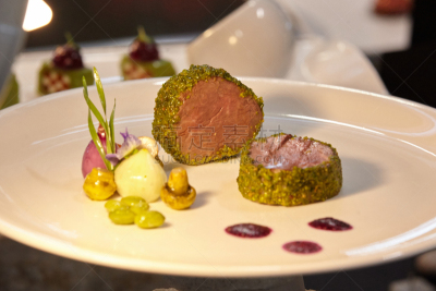 酱汁,蔬菜,小牛肉,盘子,胡瓜,烤鸡,烤肉餐,餐具,鸭子肉,葱