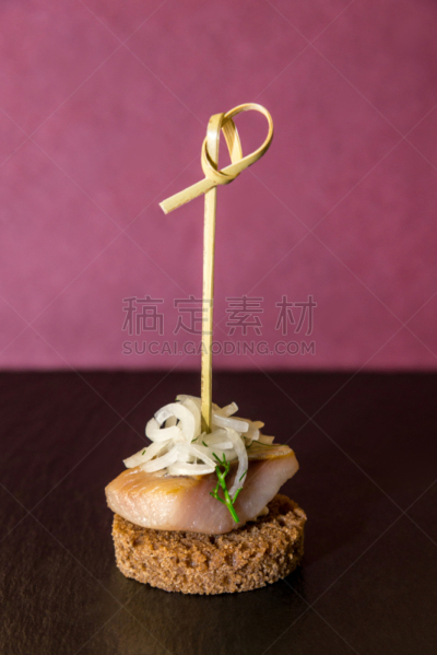 海产,鱼子烤面包,垂直画幅,边框,红色背景,精神振作,串肉签,小的