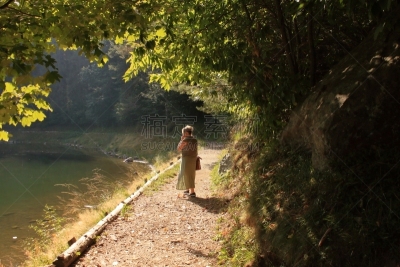小路,阿尔卑斯山脉,湖,平衡折角灯,徒步旅行,白色人种,女人,思考,思考,反射