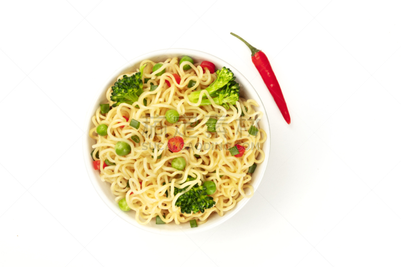 白色背景,蔬菜,荞麦面,碗,在上面,小酒杯,文字,辣椒,韩国食物,细香葱