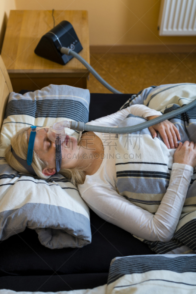女人,面罩,睡眠呼吸暂停,真实的人,健康保健,软管,药,一个人,医疗器械,床