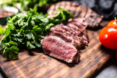格子烤肉,牛排,切片食物,多汁的,盘子,肉店,腰肉,蔬菜,热,清新