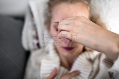 胃,人的头部,沙发,女人,问题,家庭生活,窦,衣柜,生病,诉苦