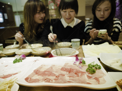 蔬菜沙拉,油煎虾面,鱼汤肉汤,鱼糕,铁板烧,炸猪排,鱼卵,天麸罗,味噌汤