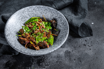 荞麦面,牛肉,洋葱,炒菜锅,灯笼椒,胡萝卜,黑色背景,蔬菜,暗色,炒菜
