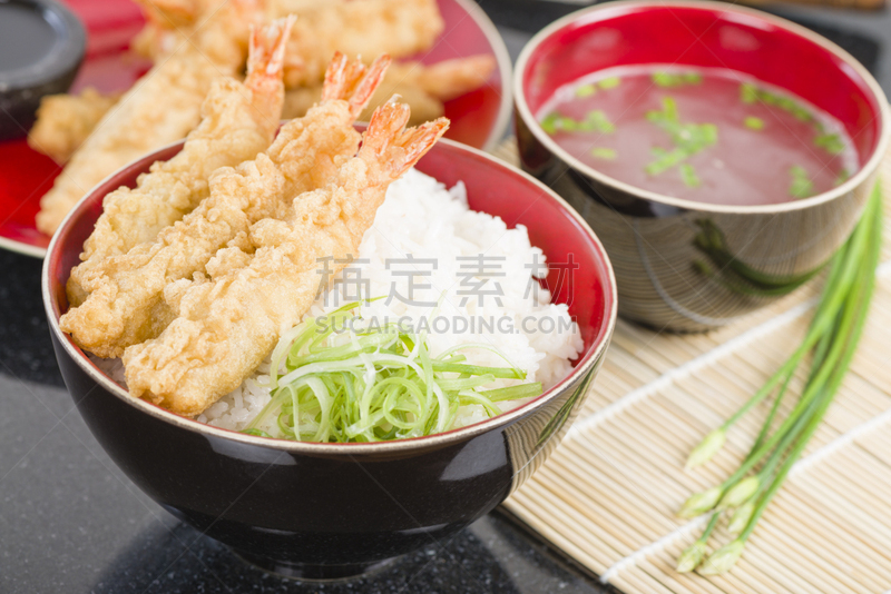 海老寿司,肌腱,天妇罗丼,盖饭,味噌汤,天麸罗,酱油,煮食,葱,海产