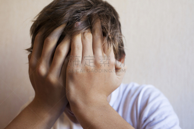 18岁到19岁,男人,手,人的头部,暴力,连环杀人事件,青春期,恐惧,肖像,摩尔多瓦共和国
