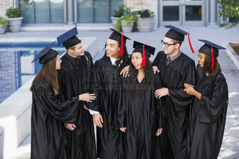 混血儿,毕业礼服,高中学校建筑,女高中生,学位帽,穗,并排,青少年,非裔美国人,青年人