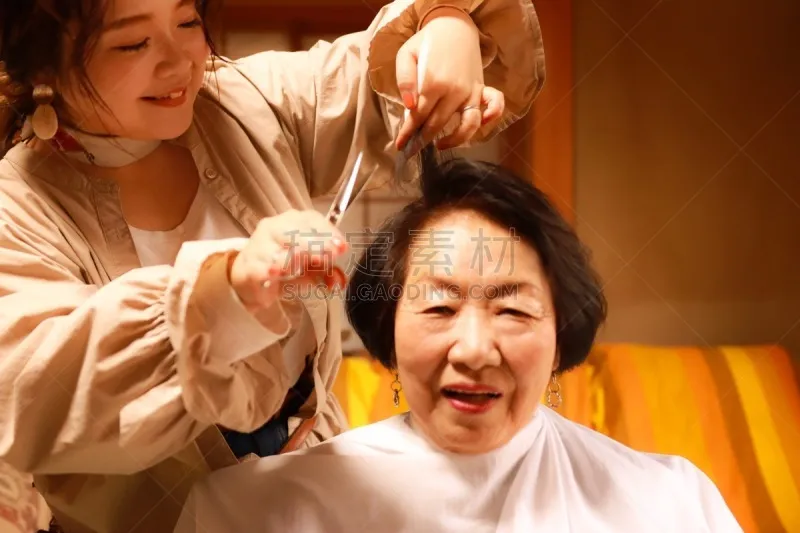 化妆师 老年女人 收容所 母鹿 头发 剪头发 老年人 亚洲人种 社区看护 身体保养图片素材下载 稿定素材 化妆师 老年女人 收容所 母鹿 头发 剪头发 老年人 亚洲人种 社区看护 身体保养图片素材下载 稿定素材