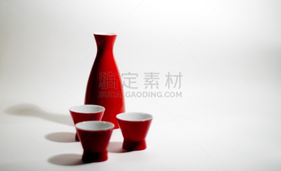 日本青酒,白色背景,红色,黑暗阴影,瓶子,中国米酒,葡萄酒,水平画幅,无人,日本