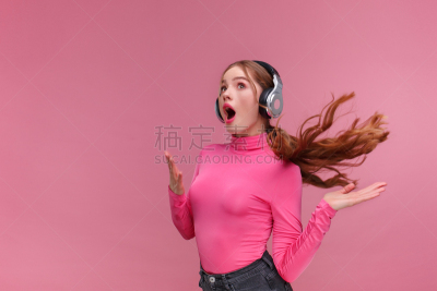 耳机,乐趣,音乐,青年人,粉色背景,极大的悲伤,听,享乐,微笑,放松