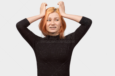 女人,发狂的,青年人,手插入头发,安静,背景分离,肖像,人的眼睛,人的耳朵,雀斑