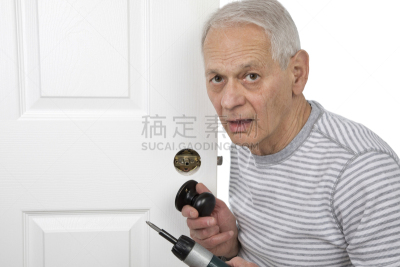 老年人,电动螺丝起子,门把手,拿着,看,老年男人,丈夫,仅男人,仅一个男人,住宅内部