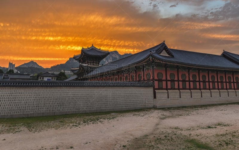 Gyeongbokgung Palace in seoul South Korea,with the name of the âGyeongbokgungâ on a sign.