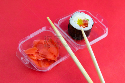 棍,腌姜,红色背景,人的角色,切片食物,几乎,菜单,米,东方食品,酱汁