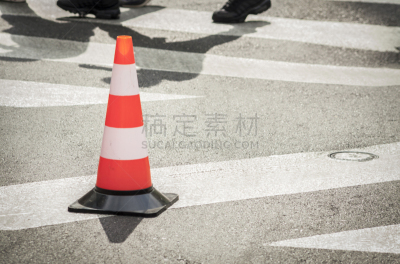 路锥,阴影,沥青,道口标志,斑马线,道路工程,水平画幅,行人,偏远的,塑胶