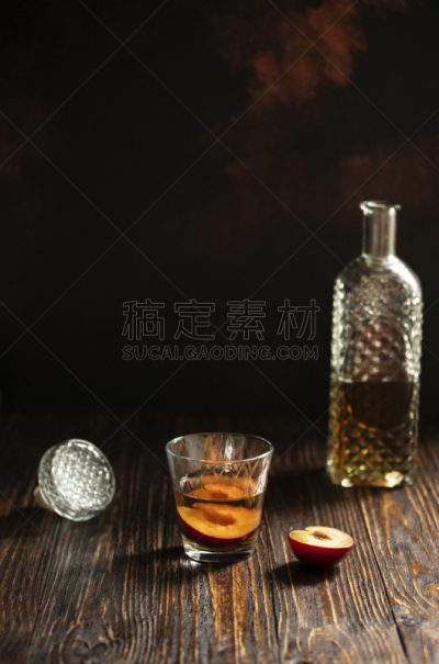 传统,李子,水果,木制,垂直画幅,白兰地,桌子,玻璃,玻璃瓶,留白