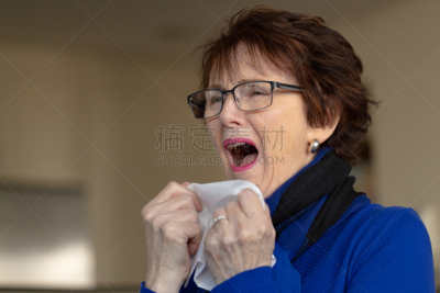 女人,纸巾,澳大利亚,喉咙痛,仅一个老年女人,仅女人,仅一个女人,眼镜