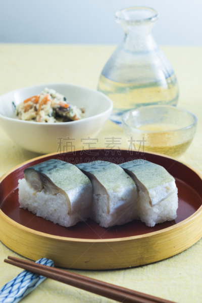 日本青酒,清酒杯,含酒精饮料,寿司,海产,赤犬,垂直画幅,米,膳食,日本酒壶