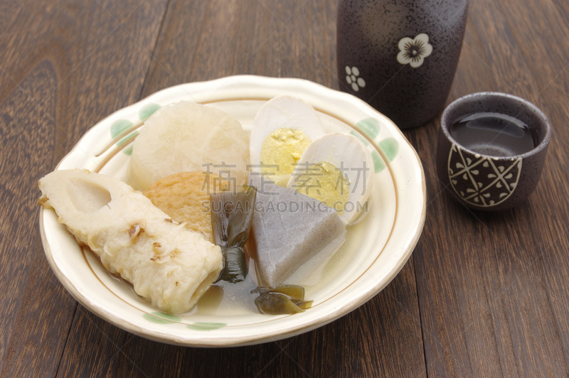 日本青酒,关东煮,水平画幅,膳食,含酒精饮料,鱼糕,卵,日本食品,日式火锅菜,食品