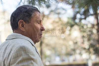 老年男人,注视镜头,沉思