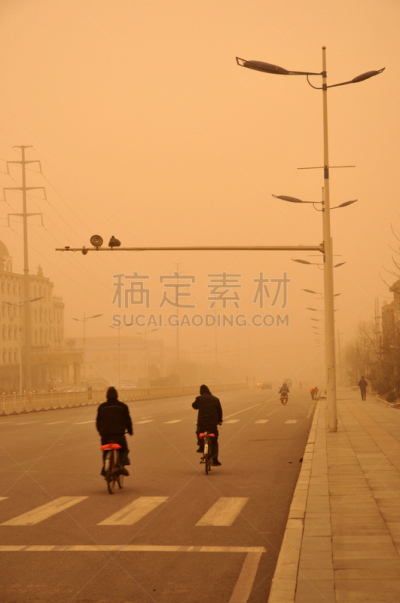 沙尘暴,自然,垂直画幅,公路,人,户外,城市,自行车,天气