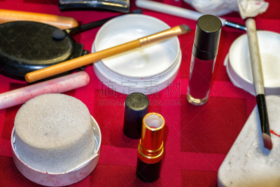 桌子,彩妆,化妆用品,嘴唇,女性,组物体,大量物体,红色,多样,高雅