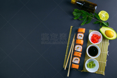 寿司,充满的,与众不同,酱油,几乎,厚木板,棍,红辣椒,卷起