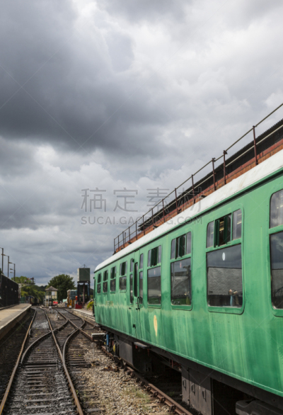 火车站,芝加哥湖,高架火车,高架铁路铁轨,芝加哥鲁普商业区,垂直画幅,天空,留白,无人,陆用车